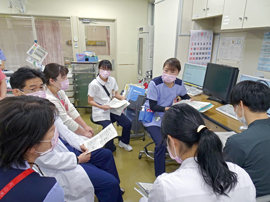 認定看護師の佐野智子さんを中心にカンファレンスを行う画像