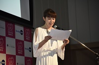 作品を朗読するPR大使の須藤さん