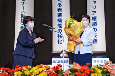 高橋新会長から福井前会長へ花束贈呈の様子