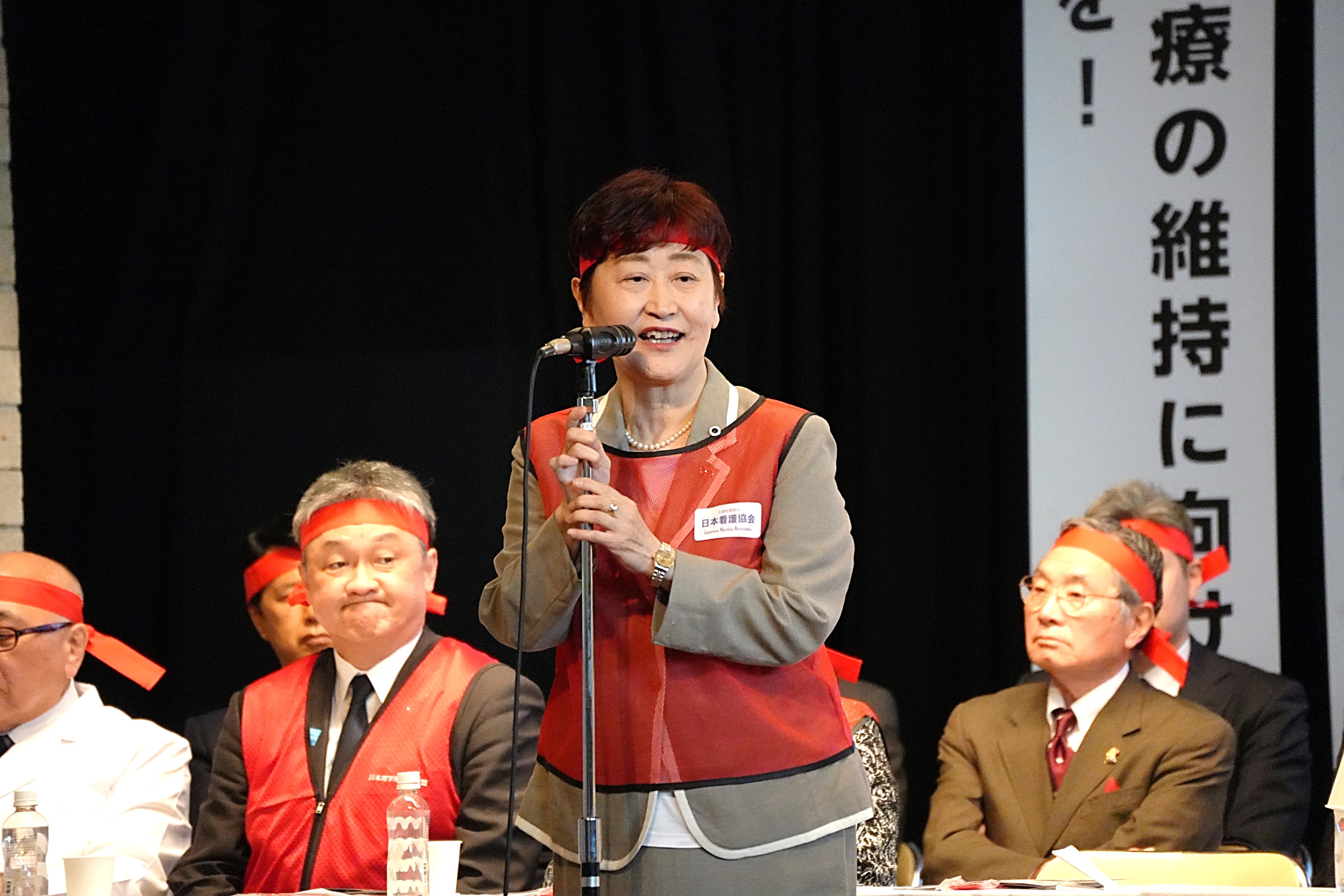 決意表明をする高橋会長（中央）