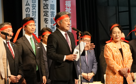 提言の決議を採る石田議員（中央）