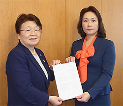階副大臣に要望書を手渡す福井会長(左)