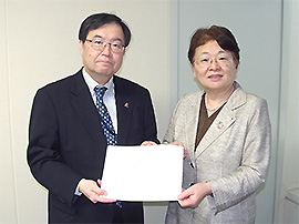 吉田医政局長に要望書を手渡す福井会長(右)