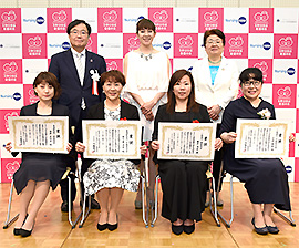 後列左から厚生労働省の吉田学医政局長、須藤さん、福井会長。前列左から後藤さん、佐々木さん、藤本さん、三品さん