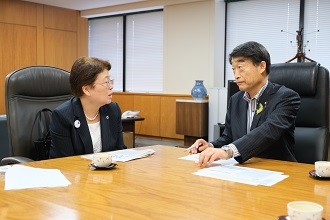 根本厚労大臣(右)に本会の要望事項4 点を説明する福井会長