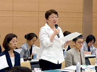 理事会で開会のあいさつをする福井会長