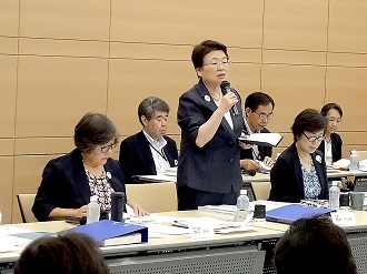 理事会で開会のあいさつをする福井会長