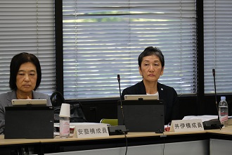 検討会に出席する井伊副会長(右)