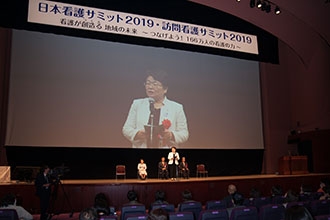 開会を宣言する福井会長