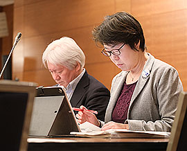 議論に臨む齋藤副会長