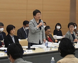 理事会の冒頭であいさつする福井会長