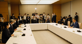 官邸で菅総理ほか、政府関係者や医療関係団体と意見交換する福井会長（左端）の様子