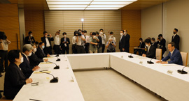 官邸で菅総理ほか、政府関係者や医療関係団体と意見交換する福井会長(左端)の様子