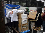 飲料水や食料、薬品など支援物資を積み込む