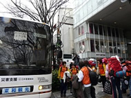 バスに乗り込む災害支援ナース