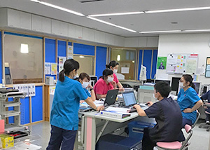 レッドゾーンのすぐ近くの感染専用病棟のミーティングの様子