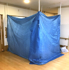 突っ張り棒とブルーシートで試作した「前室」の画像